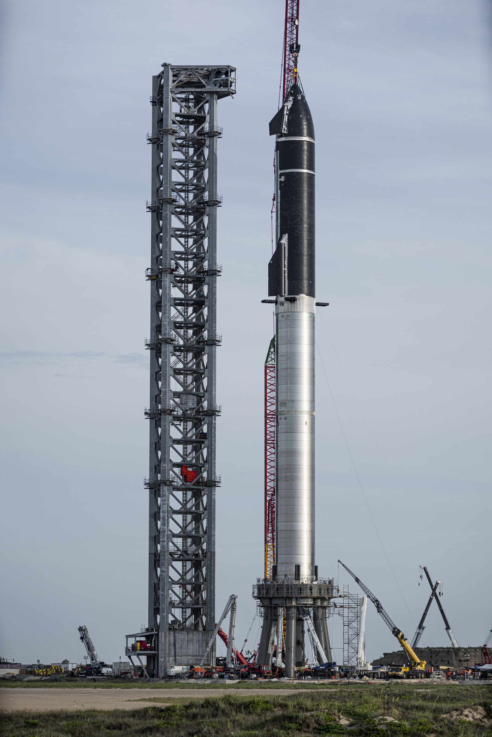 Starship SN20 na szczycie Super Heavy. Cała rakieta SpaceX robi wrażenie