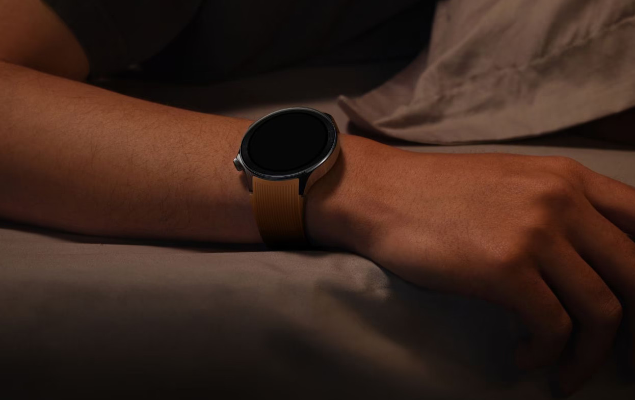 OnePlus Watch 3 Pro. Nowy smartwatch z Wear OS pozuje na zdjęciu